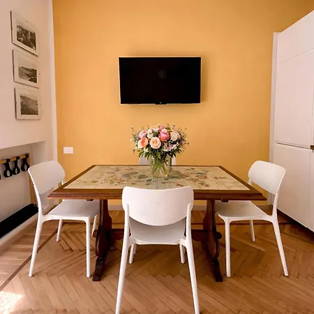 Bright & Cozy Flat - Walk To & Train Station Apartmán