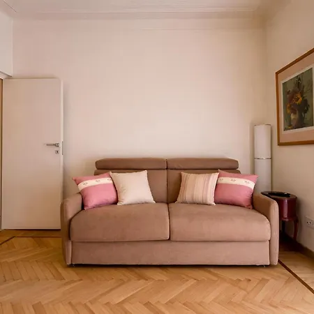 Bright & Cozy Flat - Walk To & Train Station Apartmán