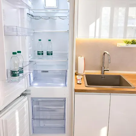 Bright & Cozy Flat - Walk To & Train Station Apartmán