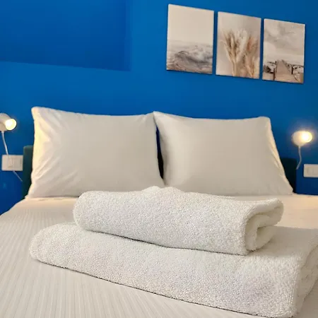 Bright & Cozy Flat - Walk To & Train Station Apartmán