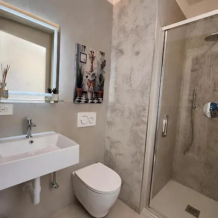 Bright & Cozy Flat - Walk To & Train Station Sanremo