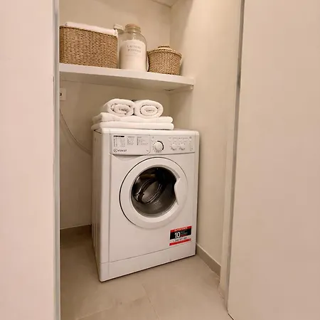 Bright & Cozy Flat - Walk To & Train Station Apartmán *