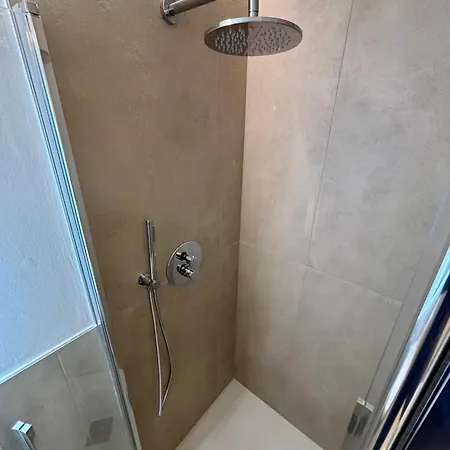 Bright & Cozy Flat - Walk To & Train Station Apartmán *