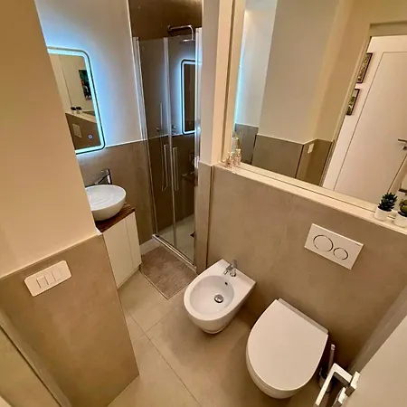 Bright & Cozy Flat - Walk To & Train Station Apartmán